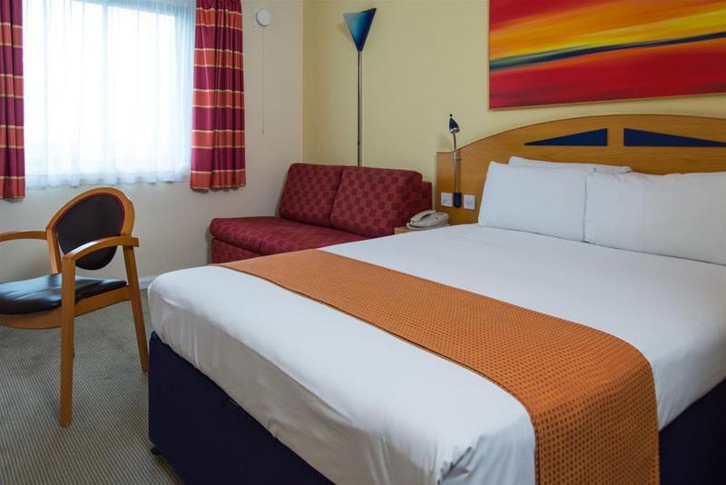 Express London Luton Airport By Ihg Hotel 3*